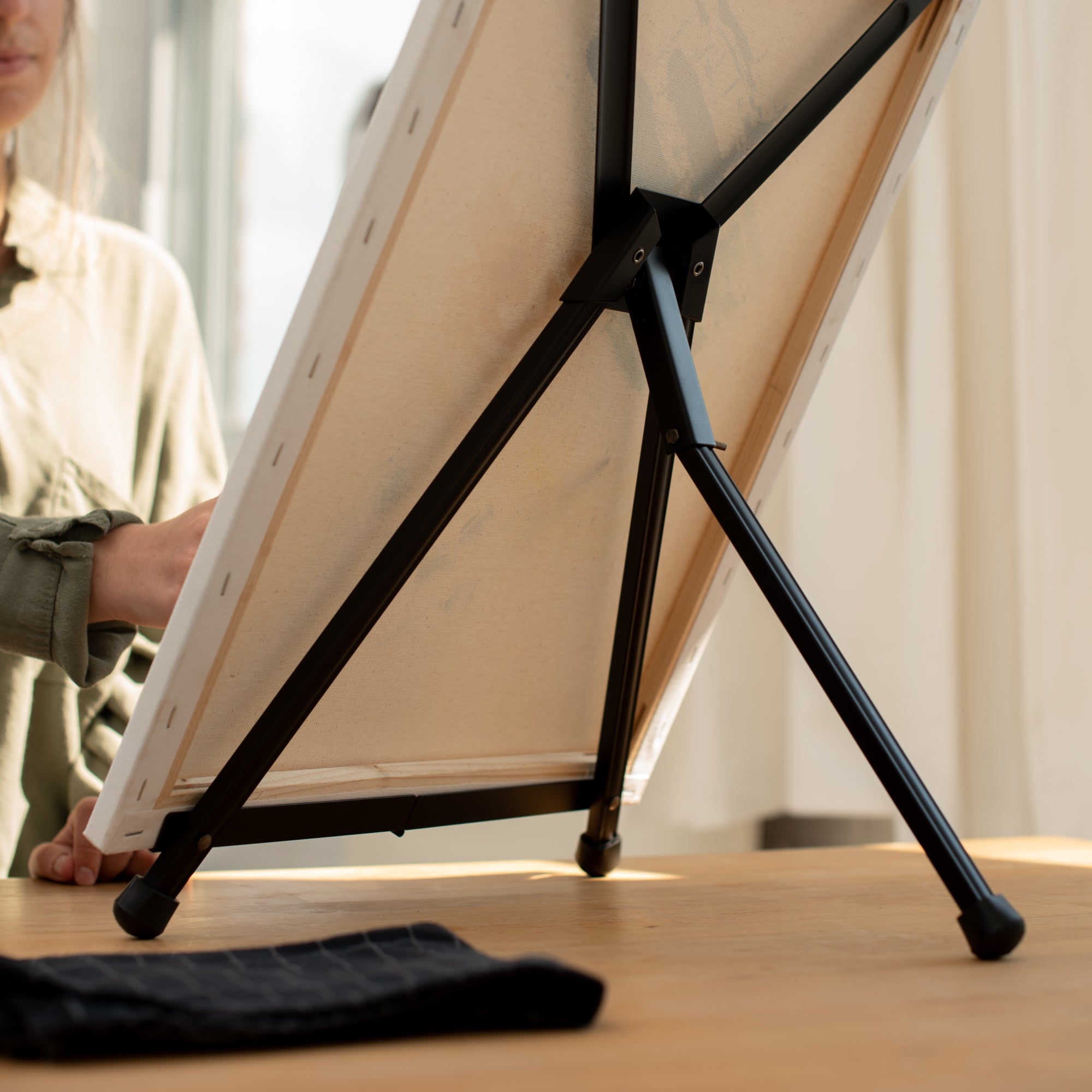 Stunning 20-Inch Black Aluminum Table Easel - Grab Yours Now!