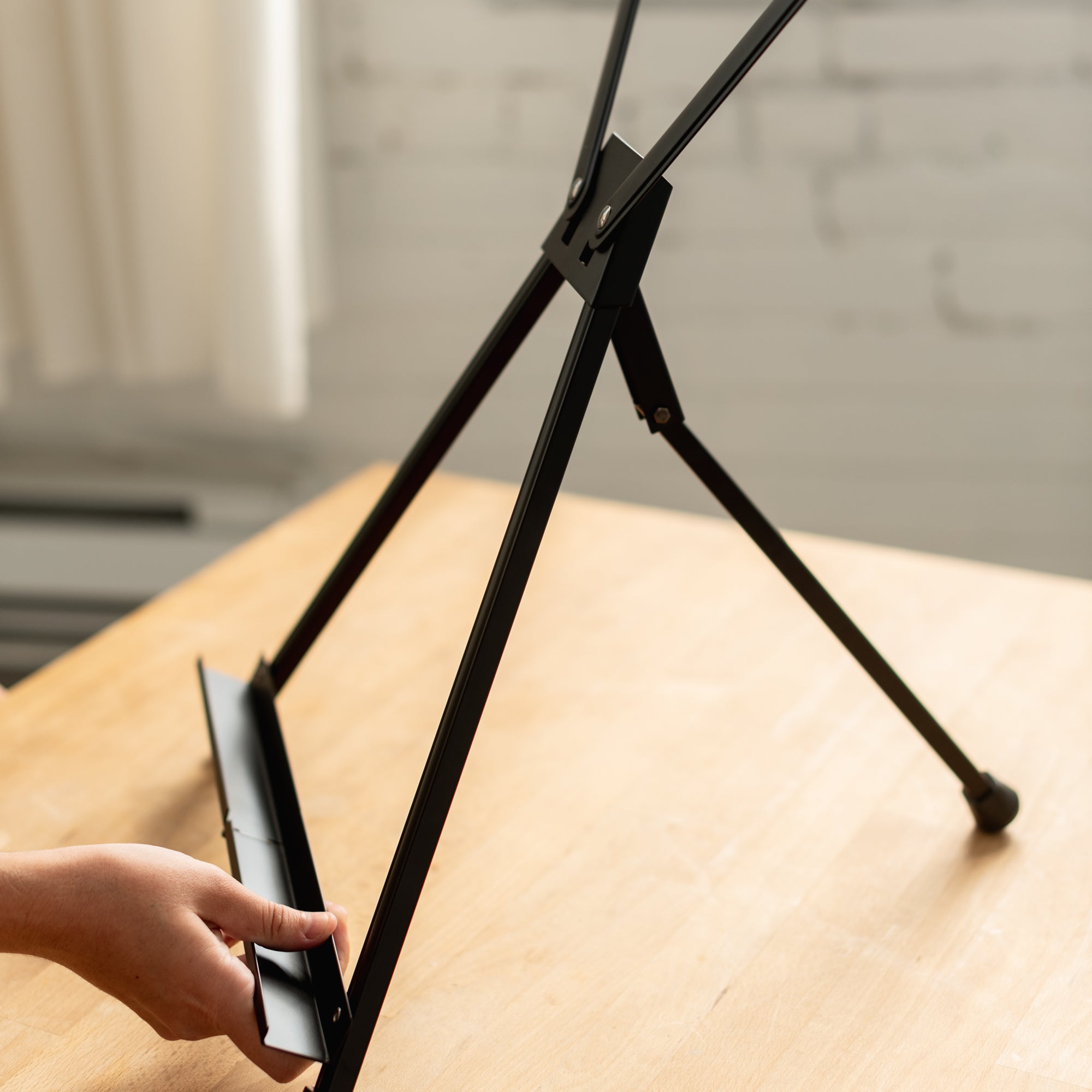 Stunning 20-Inch Black Aluminum Table Easel - Grab Yours Now!